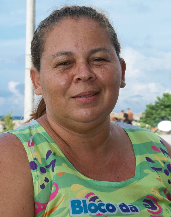 Mulher sorrindo para a foto